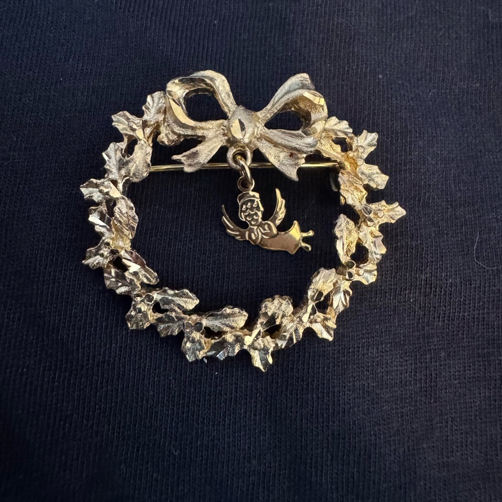 Vintage Gold Tone Christmas Wreath Brooch Pin w/ Dangling Angel Charm Holiday
